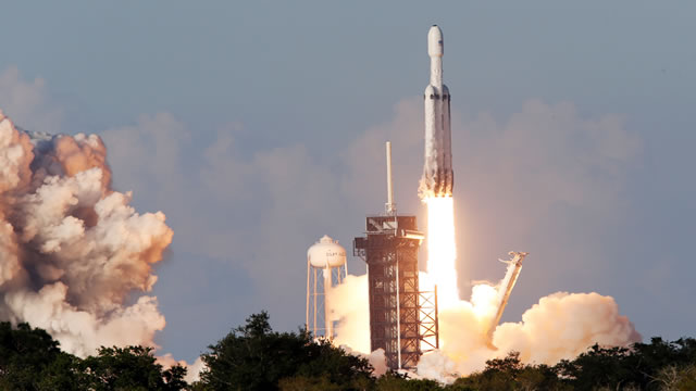 SpaceX sends powerful rocket on first flight